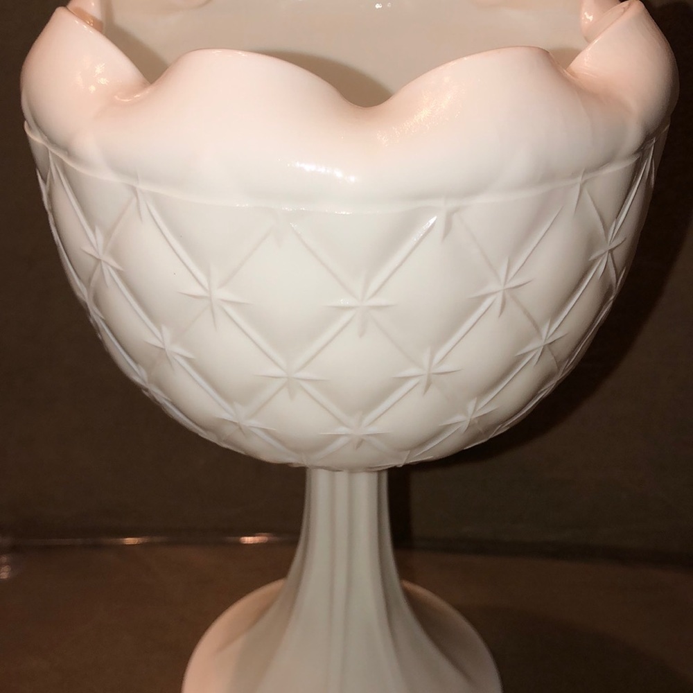 Gorgeous Vintage🥳HP🥳Milk Glass Piece - Picture 3 of 7